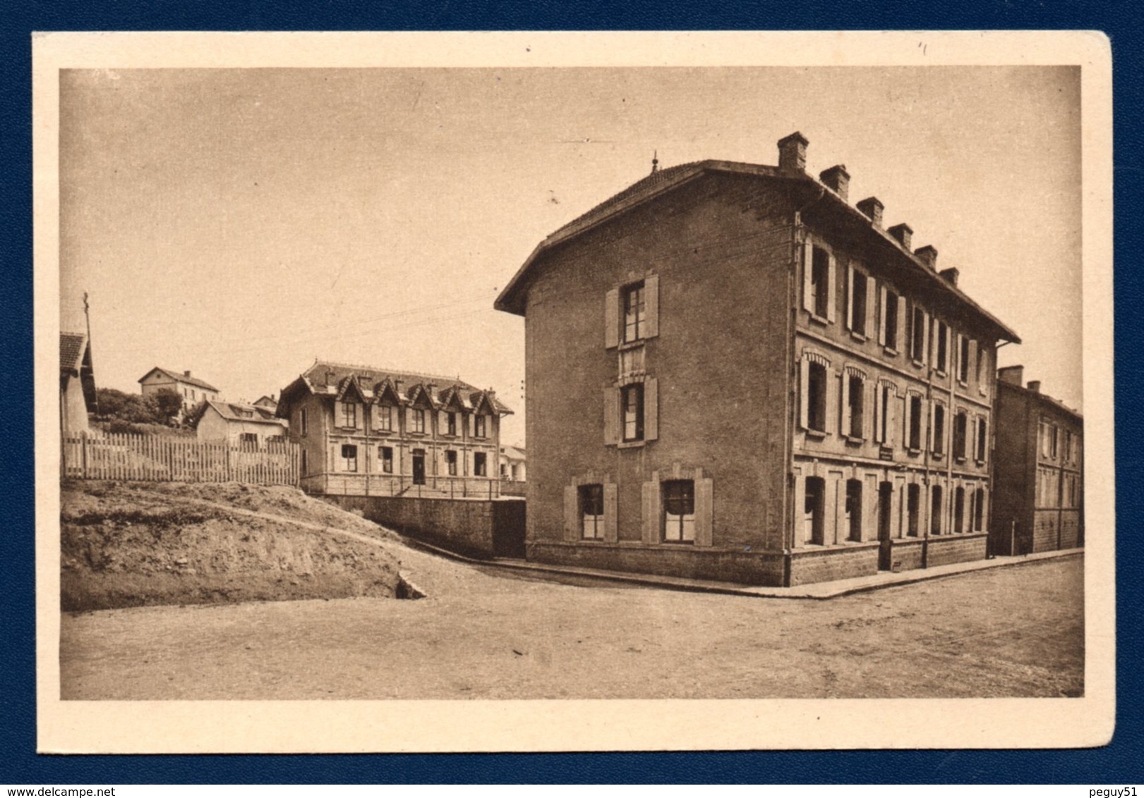 54. Tucquegnieux. L ' Hôtel Des Mineurs Italiens Et Polonais. Mines De Tucquegnieux - Autres & Non Classés