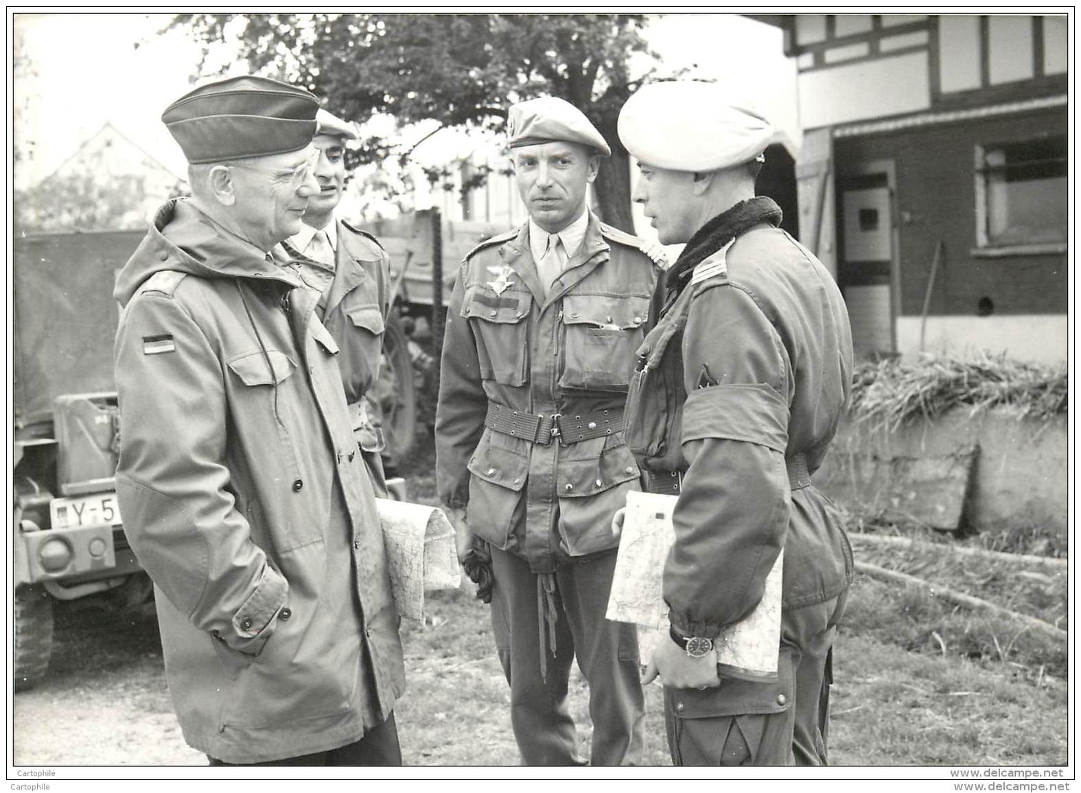 Militaria - Lot De 2 Photo D'un Gade Visitant Ses Troupes - Compagnie De Parachutistes - Annees 60/70 - Guerra, Militari