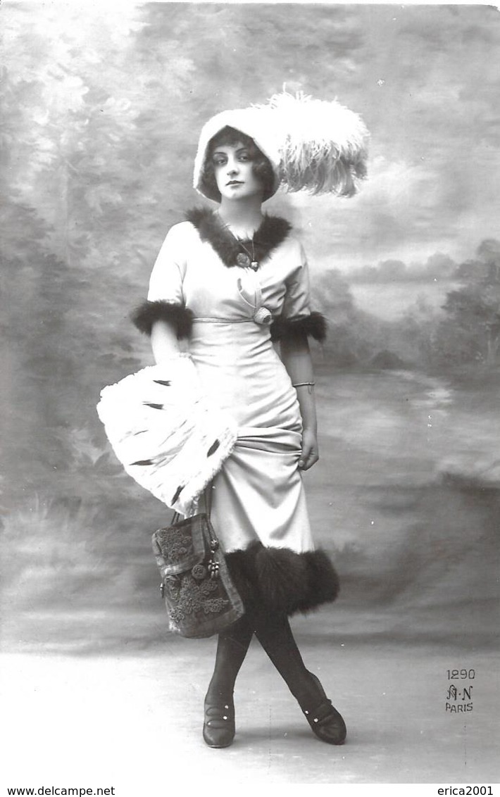 Mode. Belle Femme En Tenue De Mode Des Années 1920/1930. - Mode