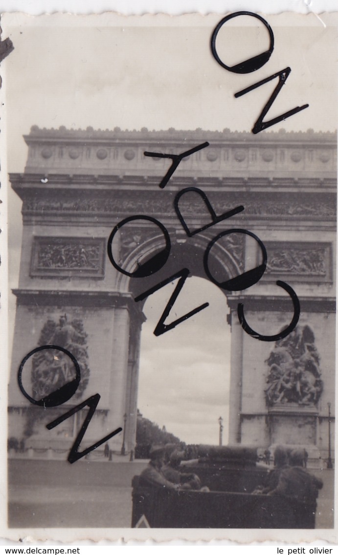 PHOTO ORIGINALE 39 / 45 WW2 WEHRMACHT FRANCE PARIS TRANSPORT DE TROUPES ALLEMANDS DEVANT L ARC DE TRIOMPHE - Guerre, Militaire