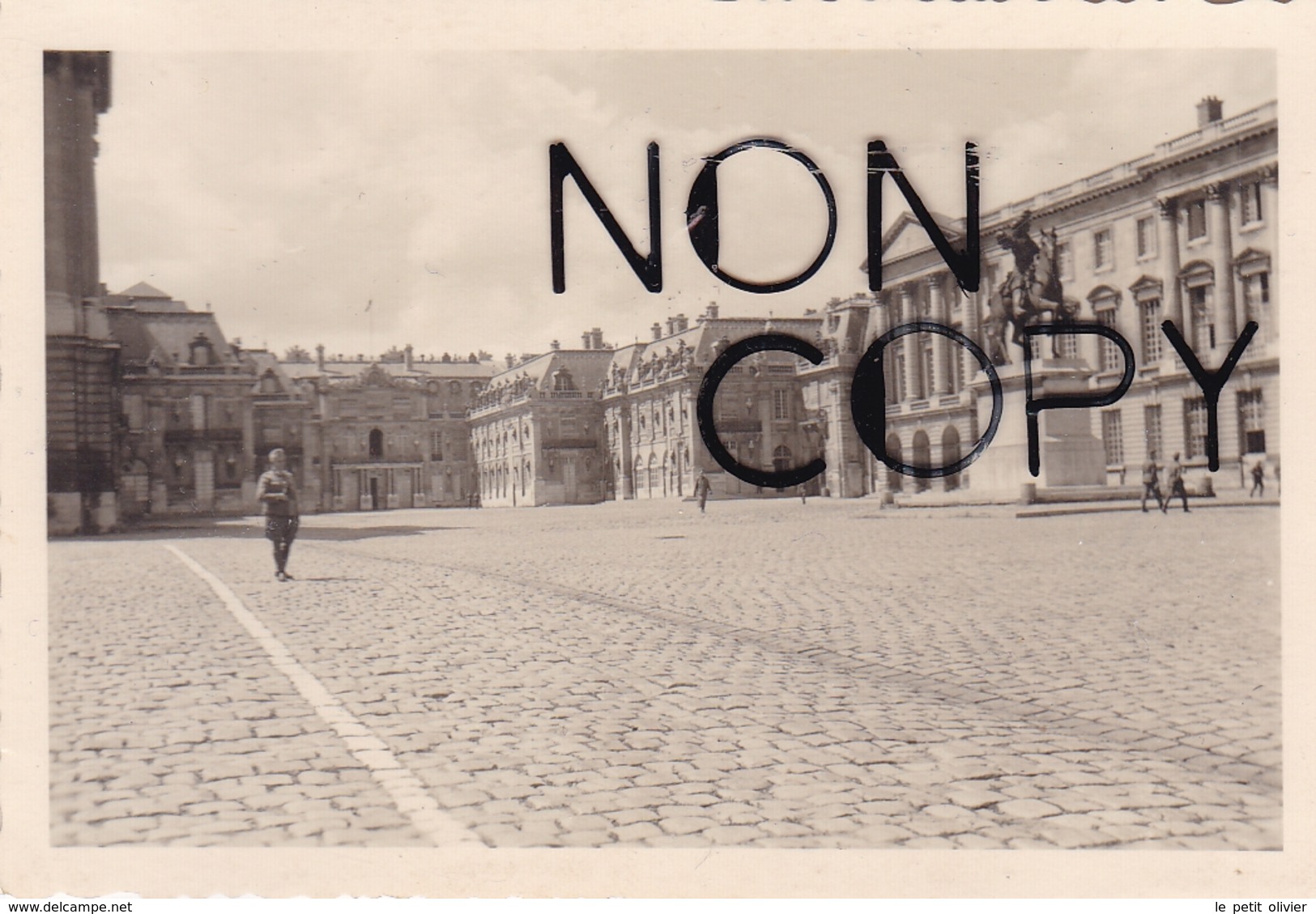 PHOTO ORIGINALE 39 / 45 WW2 WEHRMACHT FRANCE VERSAILLES SOLDATS ALLEMANDS DANS LA COUR DU CHATEAU - Guerre, Militaire