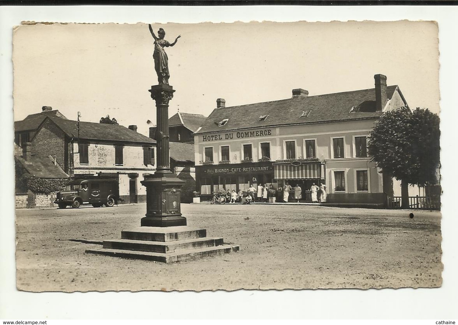 27 . FLEURY SUR ANDELLE . LE MONUMENT ET HOTEL DU COMMERCE " PROP. FELIX BIGNON  ". CAMION DE LA VILLE - Autres & Non Classés