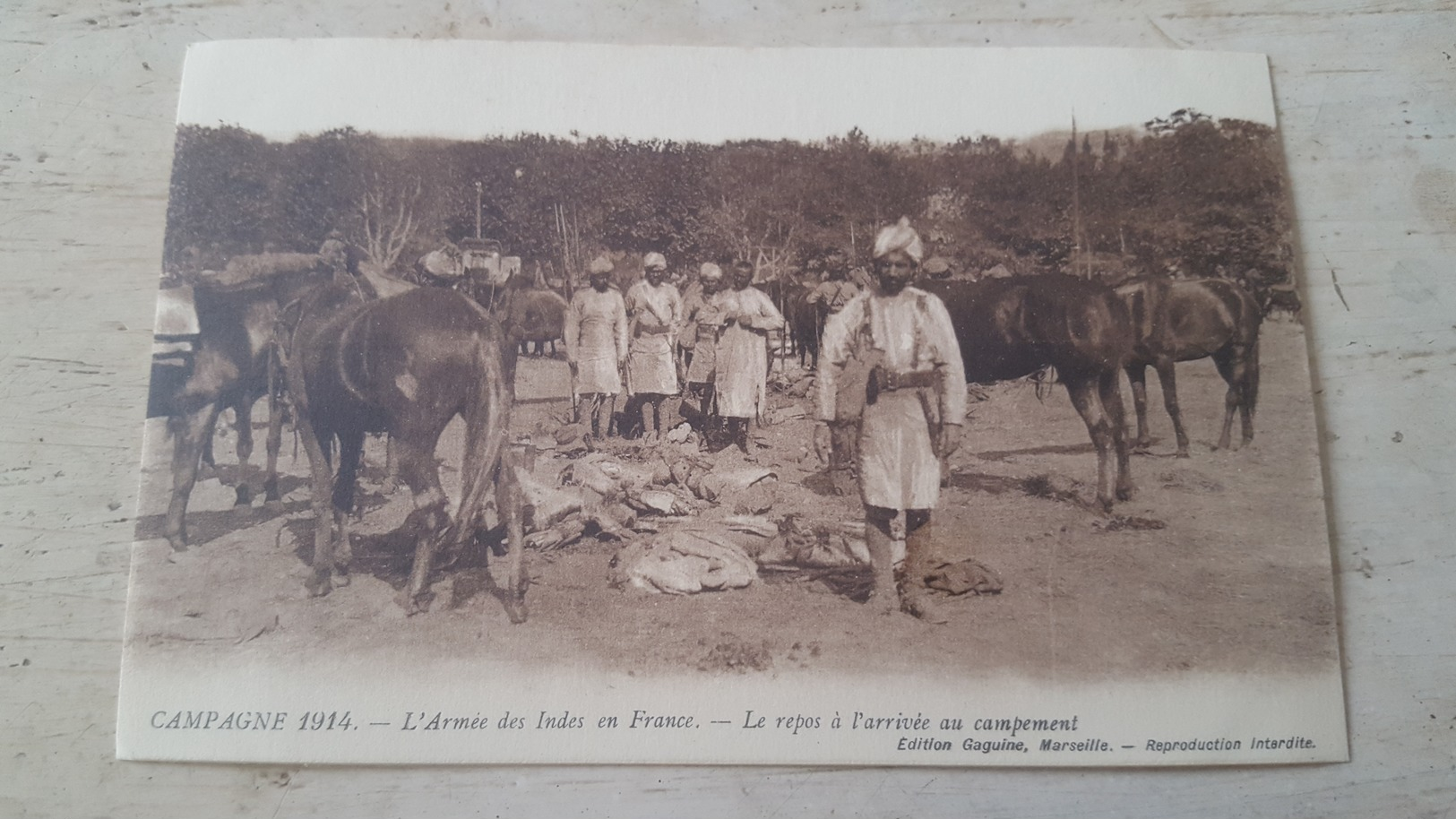 CPA CAMPAGNE 1914- L'ARMEE DES INDES EN FRANCE ( MARSEILLE)- LE REPOS A L'ARRIVEE AU CAMPEMENT- EDITION GAGUINE- - Sin Clasificación