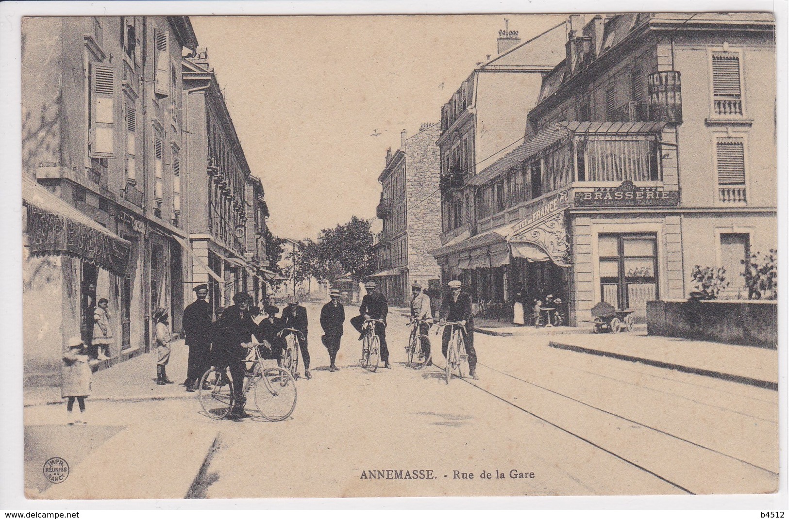 74 ANNEMASSE Rue De La Gare ,façade Hôtel De France , Brasserie ,cyclistes Dans La Rue - Annemasse