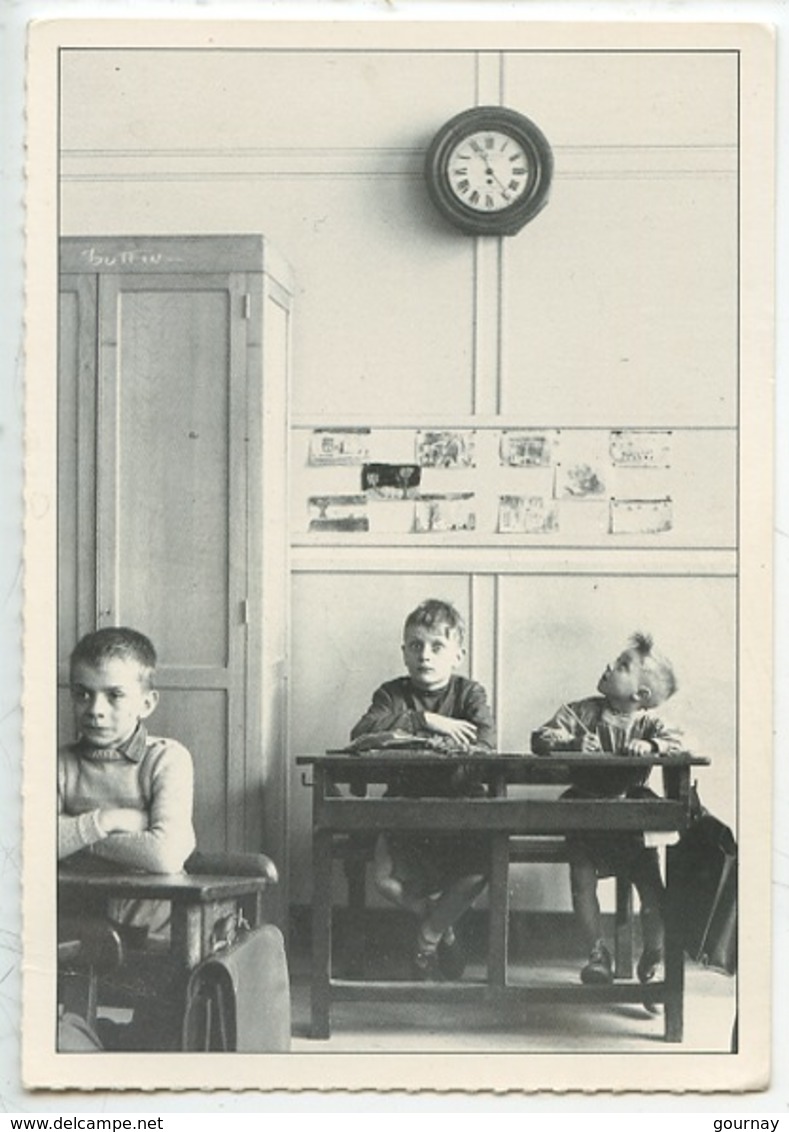 Robert Doisneau Photographe : à L'école De La Rue Buffon (pupitre Pendule) Cp Vierge - Doisneau