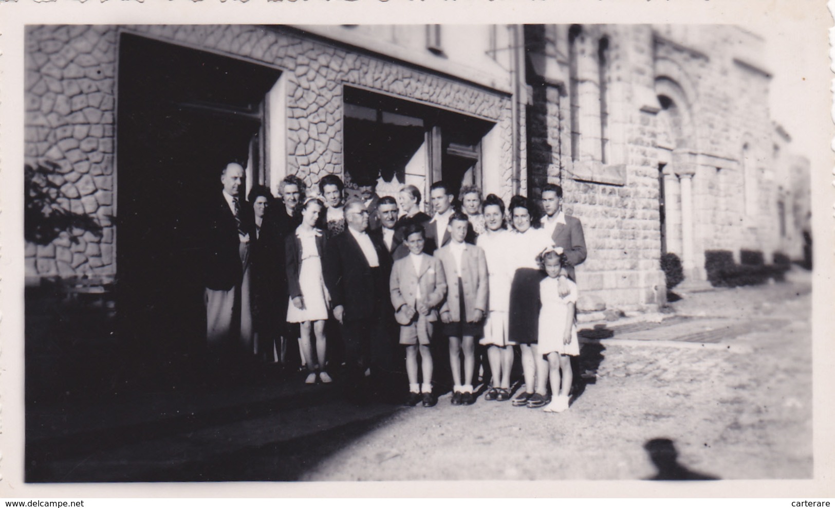 LE BESSAT ,LE 14 JUILLET 1947,APRES GUERRE,LOIRE,PRES SAINT ETIENNE,EGLISE,BAR,HOTEL, REUNION DE FAMILLE,PHOTO ANCIENNE - Places