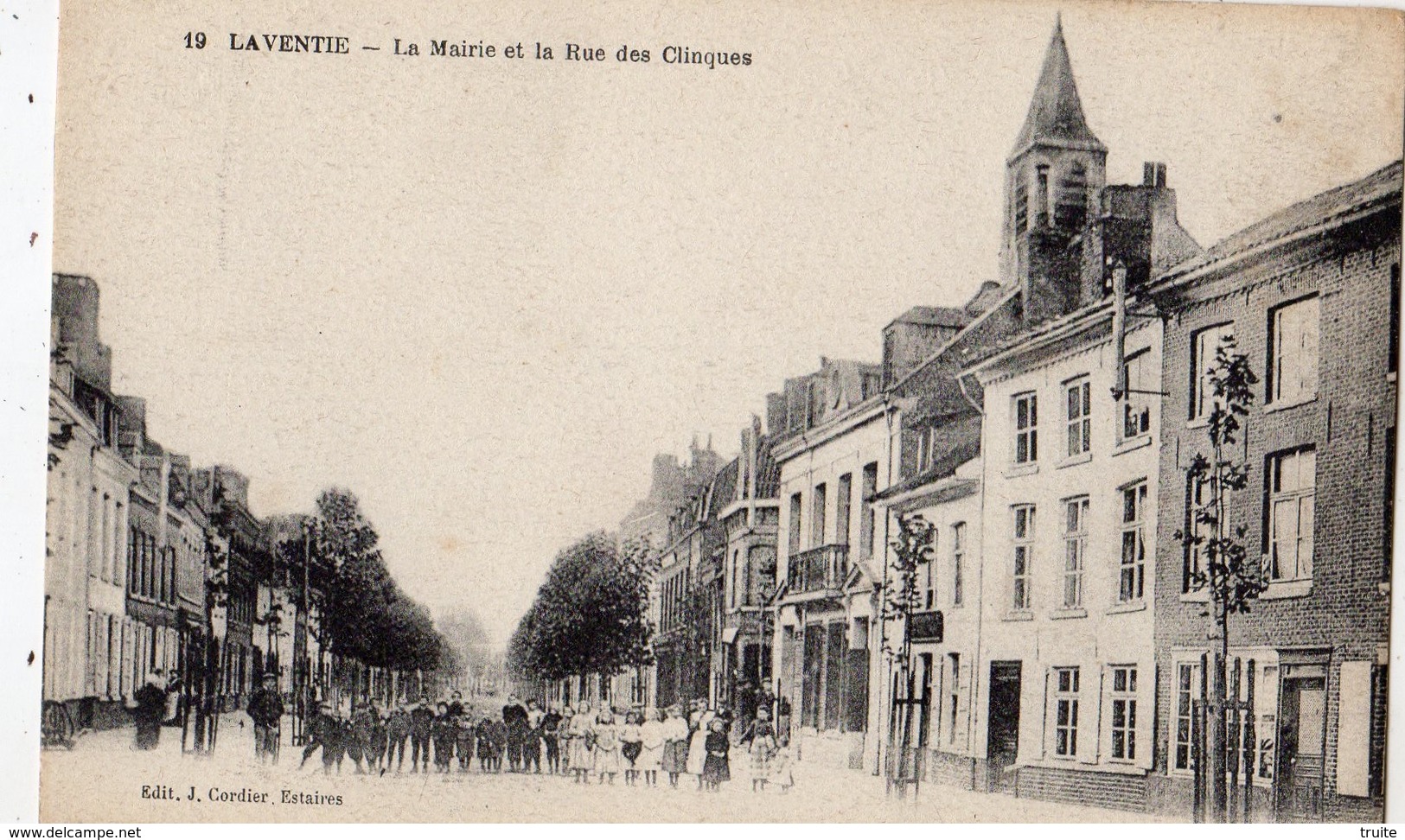 LAVENTIE LA MAIRIE ET LA RUE DES CLINQUES NOMBREUX ENFANTS - Laventie