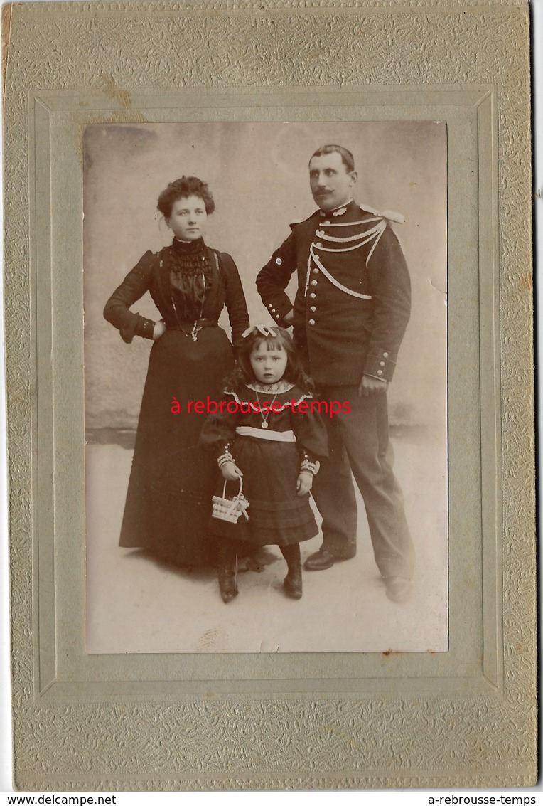 Photo Cartonnée Gendarme ? En Famille- - Guerre, Militaire