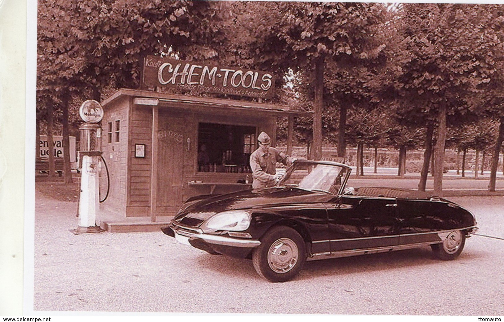 Une Belle Citroen DS Decapotable Aux Le Pompe 'Mobilgas'   - 15x10 PHOTO - PKW