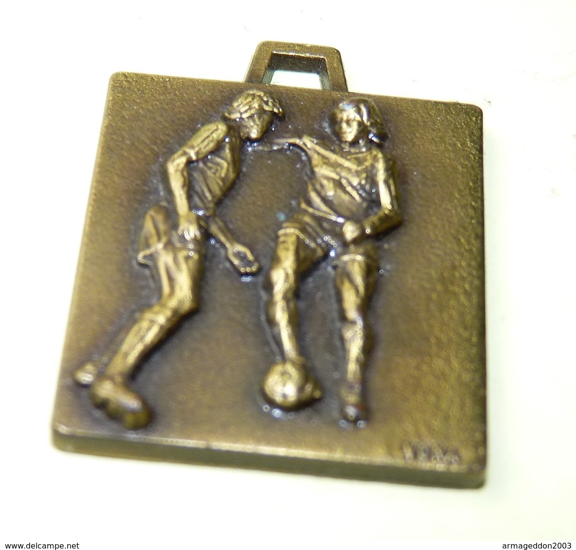 MEDAILLE SPORT MATCH FOOTBALL EQUIPE CHAMPIONNAT BALLON VONA 2.4 X 2.6 CM / BE - Habillement, Souvenirs & Autres