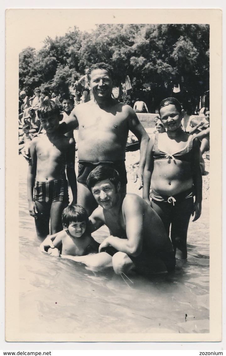 REAL PHOTO, Family On Beach Trunks Boys Bikini Girl Men, Hommes Fillette Garcons Sur Plage, ORIGINAL - Zonder Classificatie