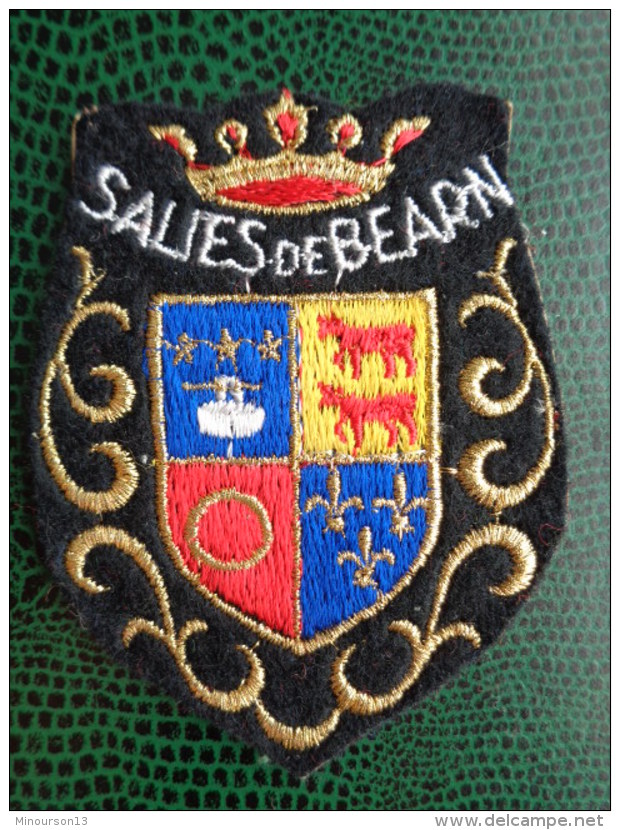 ECUSSON TISSU BRODE DE SALIES DE BEARN - Patches