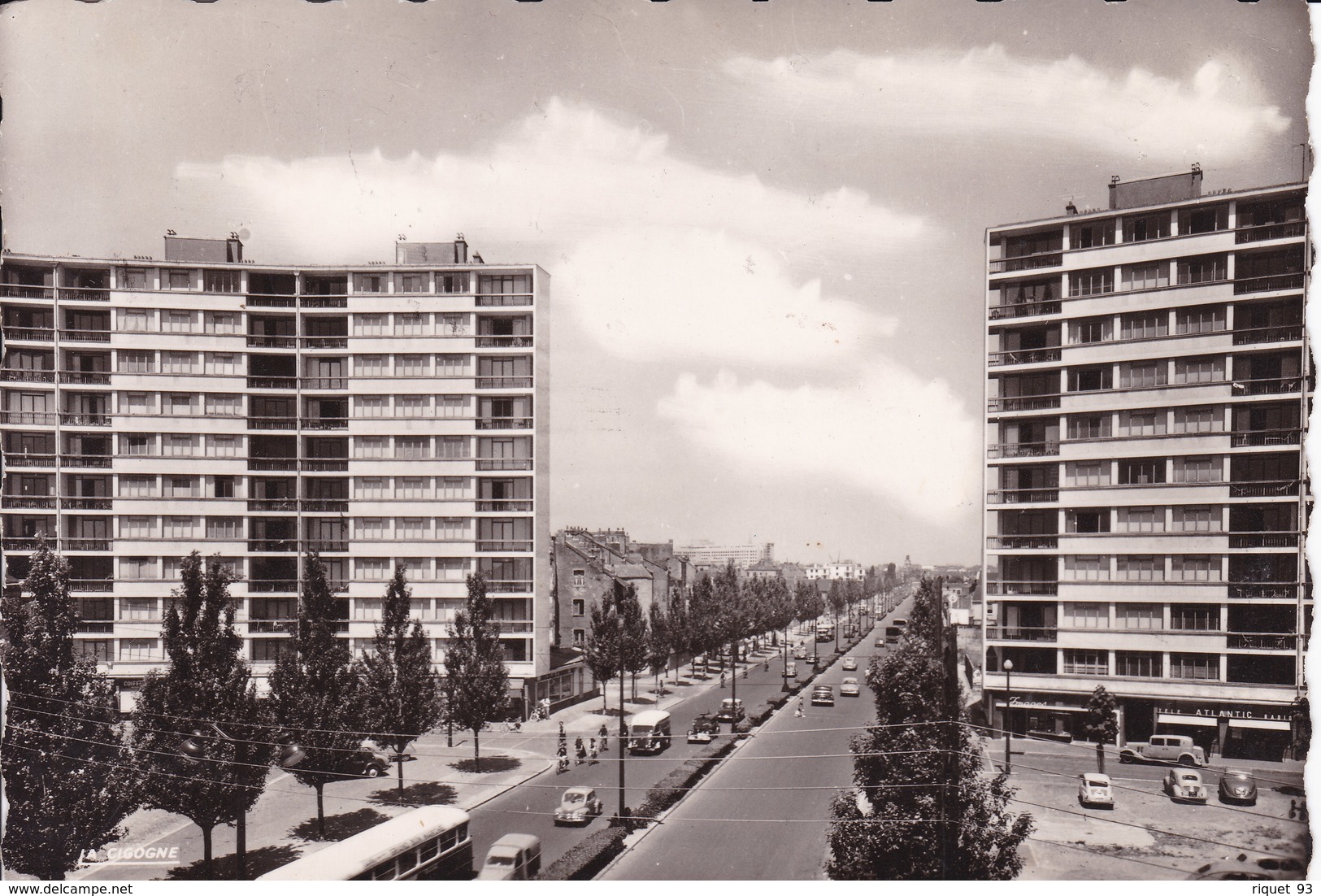 NANTES - Building De La Place Vctor Mangin. Le Boulevard Des Martyrs Nantais - Nantes