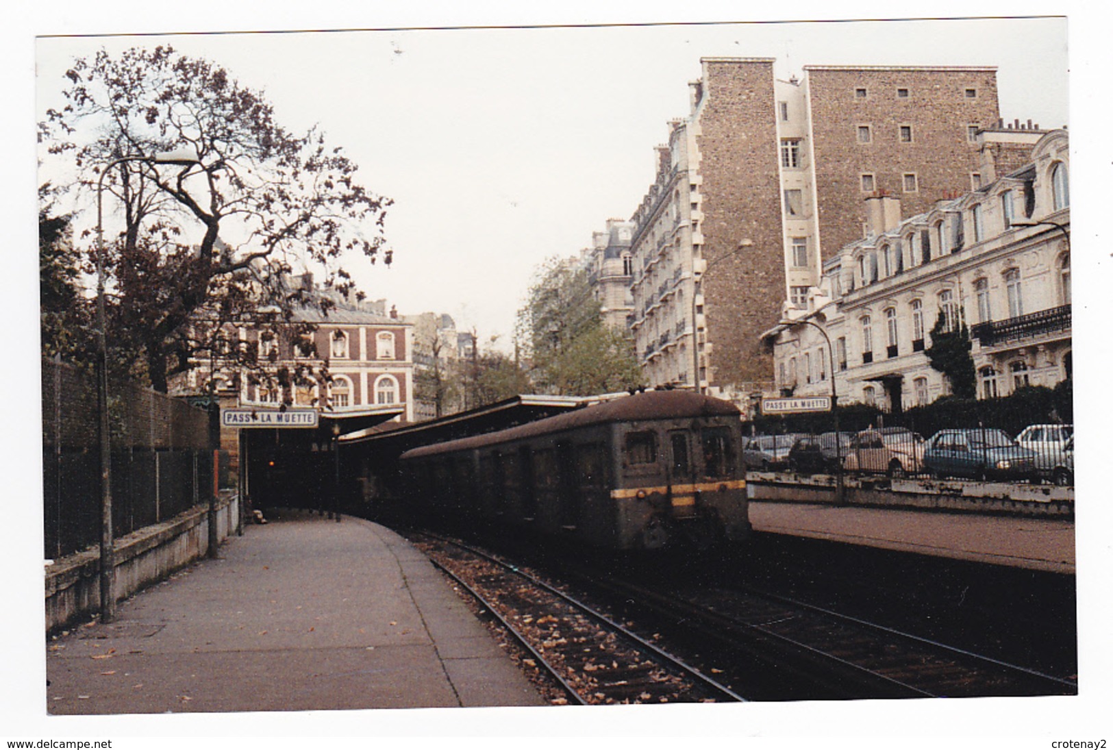 Ligne D'Auteuil PHOTO Train De Banlieue SNCF Gare De Passy La Muette Le 15 Novembre 1984 Citroën 2CV Visa VOIR DOS - Trains