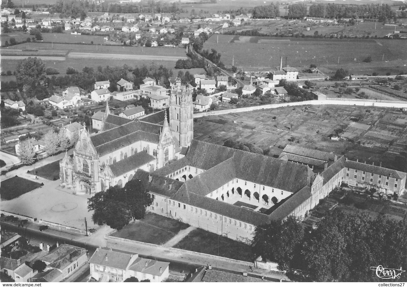 01-BOURG-EN-BRESSE- VUE AERIENNE EGLISE DE BROU ET LE CLOÎTRE - Brou - Kerk