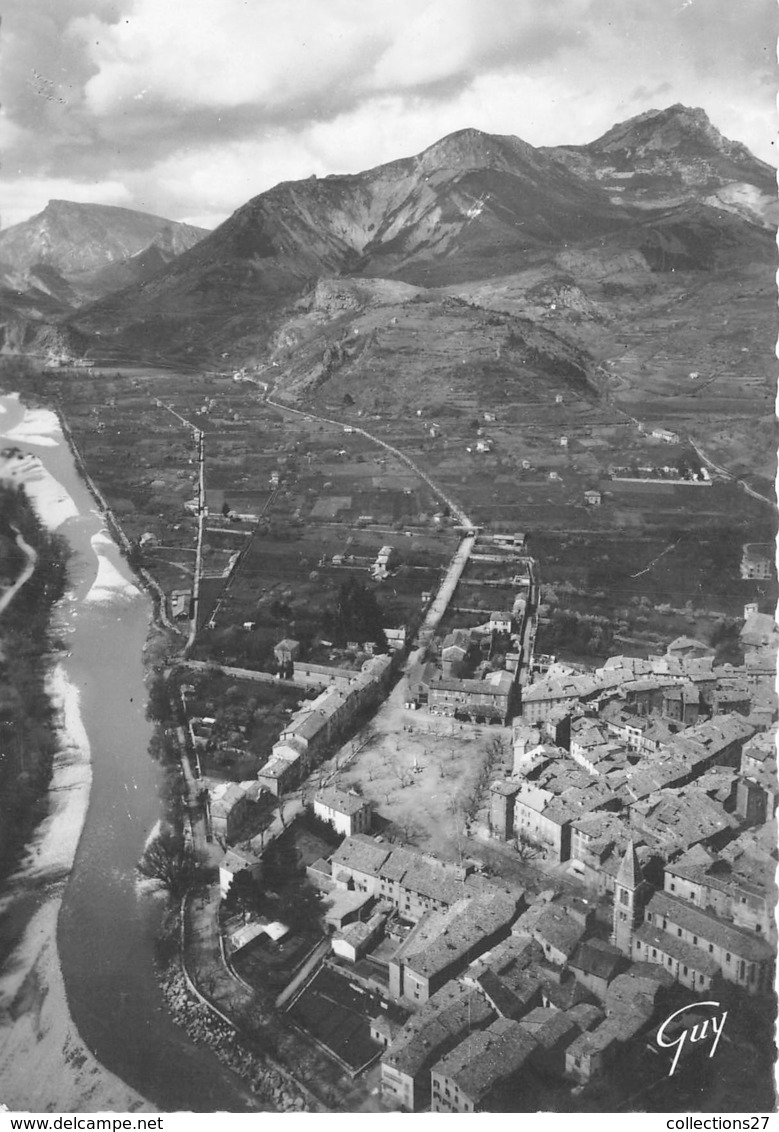 04-CASTELLANE- VUE PRISE DU ROC SUR LA VILLE - Castellane