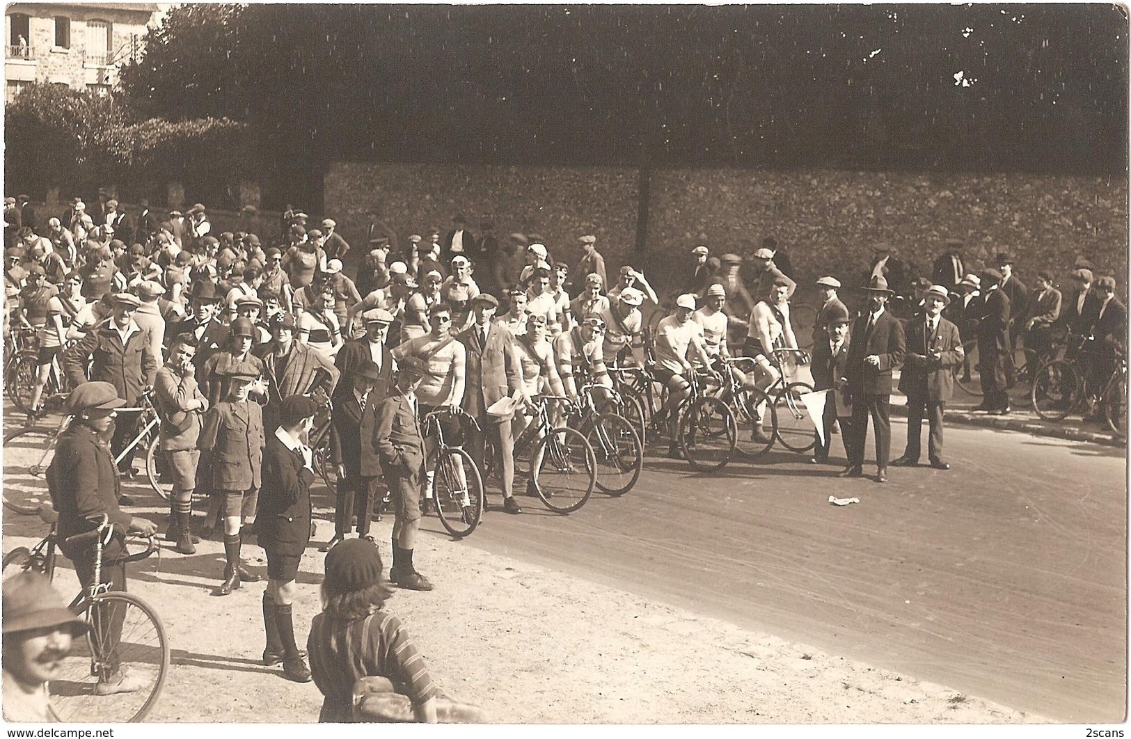 Dépt 78 - VERSAILLES (rue Des Chantiers, Au Niveau De L'octroi) - CARTE-PHOTO Départ COURSE CYCLISTE Devant Café MAGNÉ - Versailles