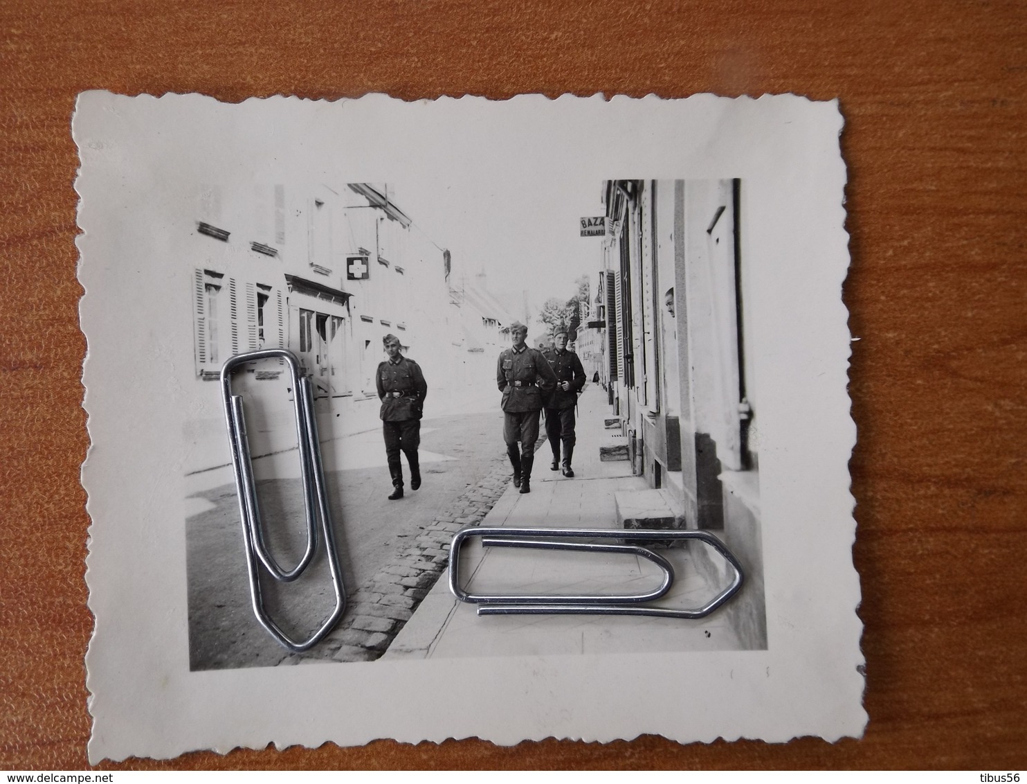 WW2 GUERRE 39 45 WILLBROEK PHOTO SOLDATS ALLEMANDS SE PROMENANT DANS LA VILLE PHARMACIE BAZA LA POPULATION REGARDE - Willebroek