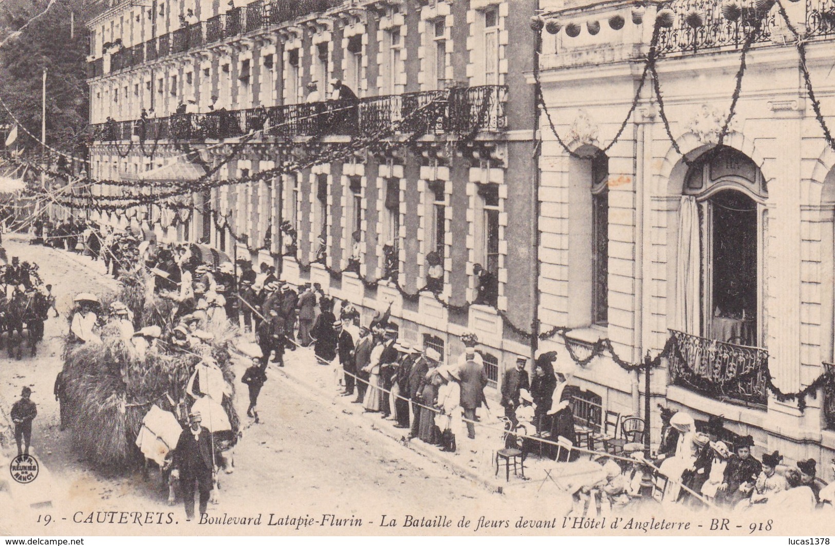 65 / CAUTERETS / BOULEVARD LATAPIE FLURIN / LA BATAILLE DE FLEURS DEVANT L HOTEL D ANGLETERRE / - Cauterets