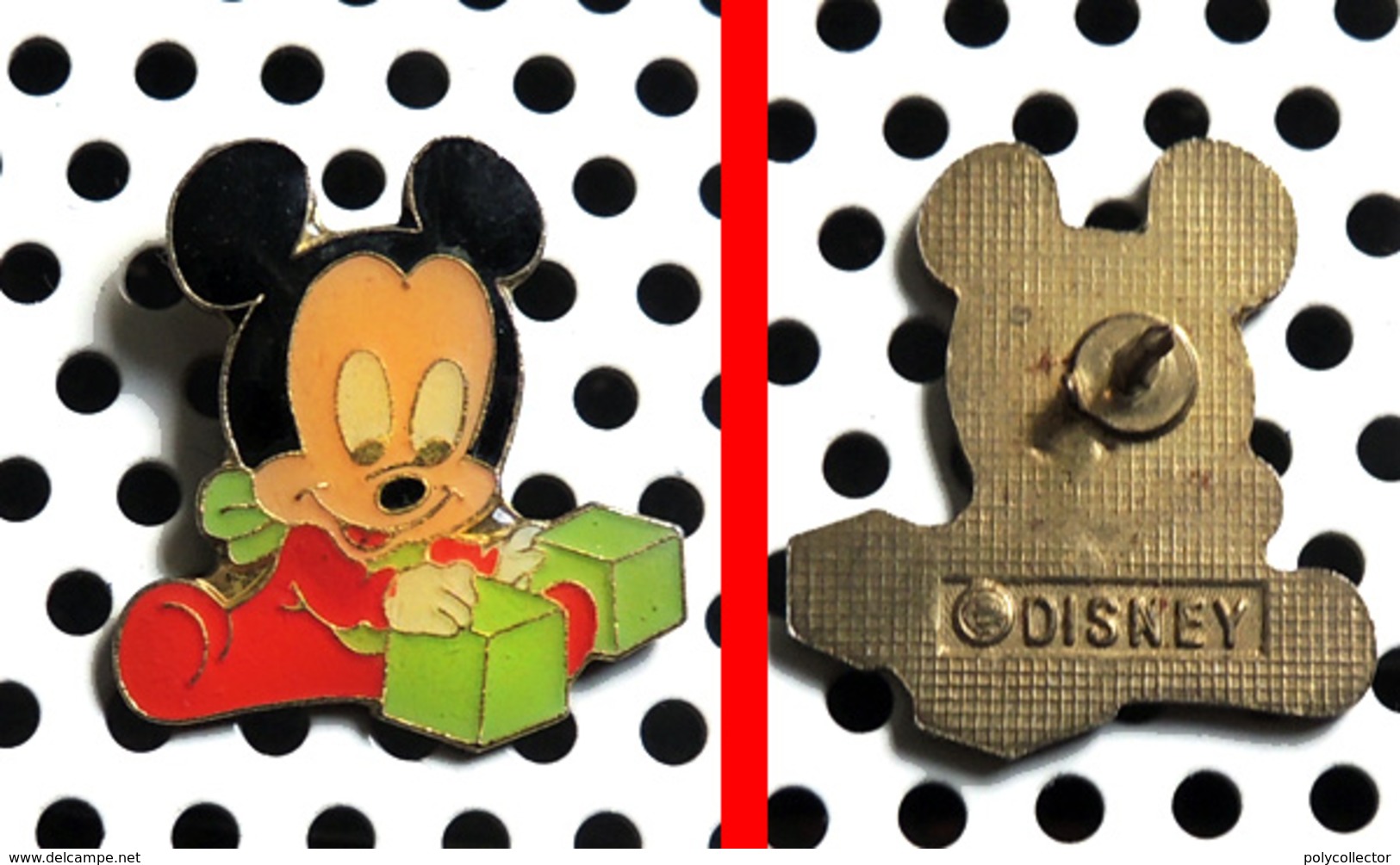 1 Pin's Disney Série Des Babies : Mickey En Babygros Rouge Joue Aux Cubes - Disney