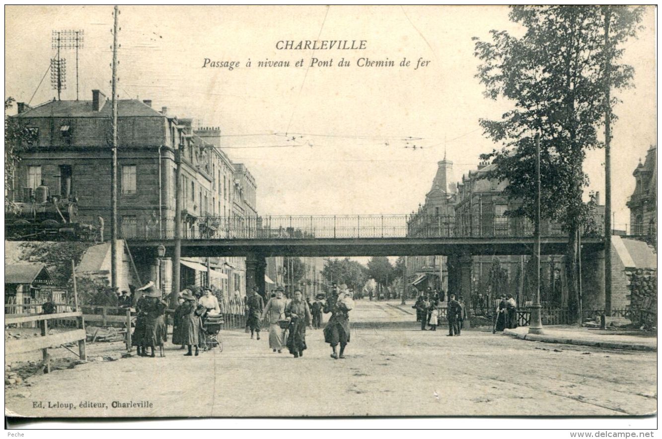 N°977 A -cpa Charleville -passage à Niveau Et Pont Du Chemin De Fer- - Ouvrages D'Art