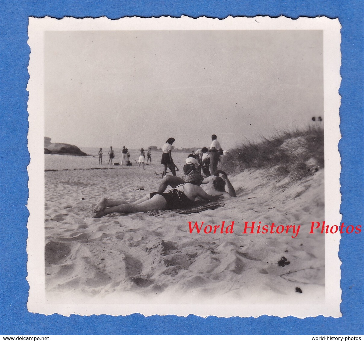 Photo Ancienne Snapshot - Femme Allongée Sur La Plage - 1947 - Fille Girl Maillot De Bain Fesses Demie Nue Mode - Pin-Ups