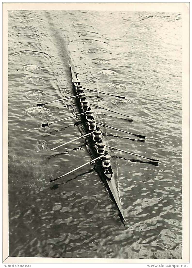 060618 - PHOTO DE PRESSE 1937 AVIRON - Match à SURESNES Passage équipe Gagnante Du ROWING - Aviron