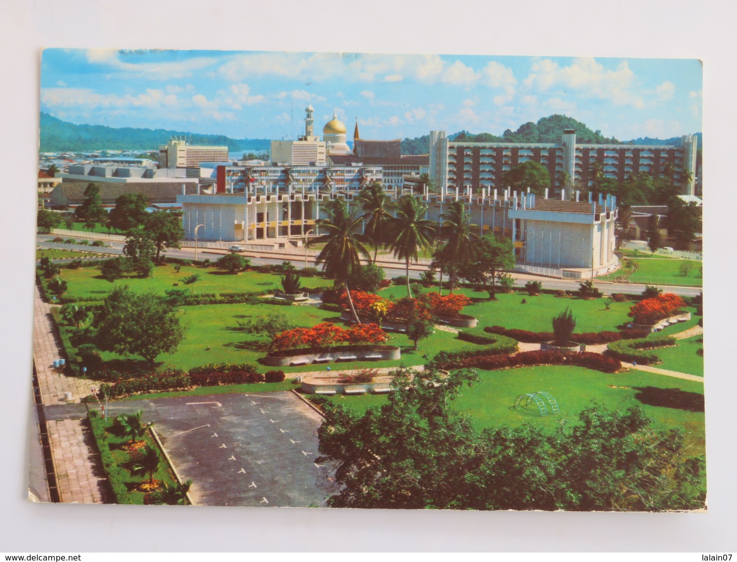 Carte Postale : BRUNEI : Sultan Hassanal Bolkiah Aquarium And Churchill Memorial Centre, Stamp In 1989 - Brunei