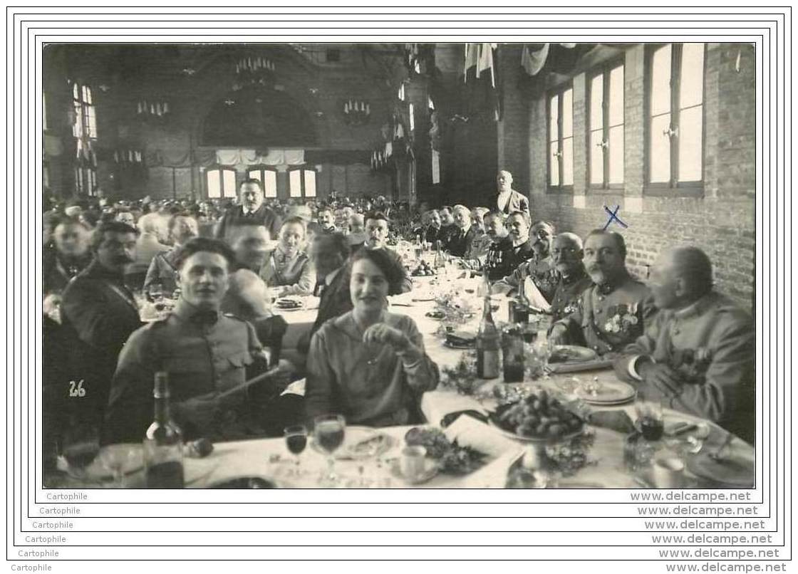 Carte Photo De Grades A Un Repas - Non Situe - Uniforms