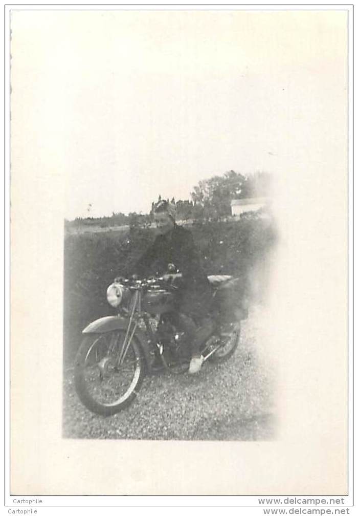 Lot De 2 Petites Photos D'une Moto Et Motocyclistes Non Datees (annees 40/50) - Orte