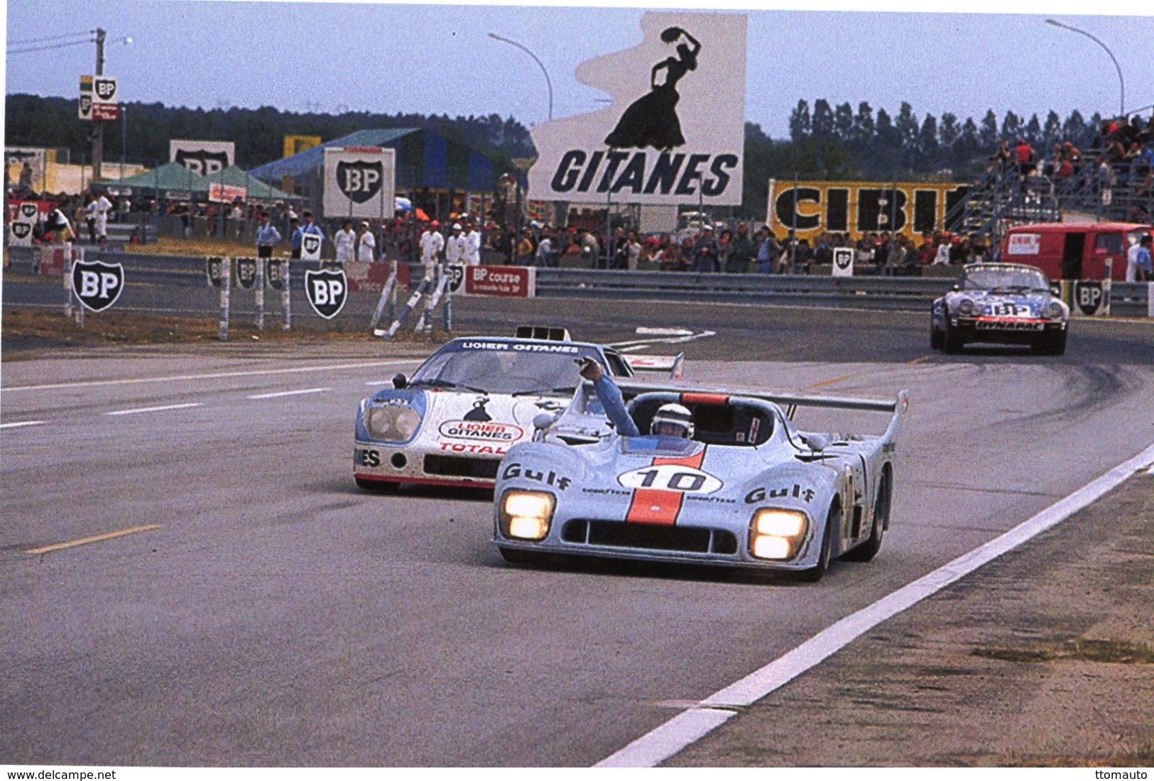 24 Heures Le Mans 1975  -  Gulf-Mirage GR8 (Dvr.Vern Schuppan) And Ligier JS2 (Dvr.J-L Lafosse)  -  15x10 PHOTO - Le Mans