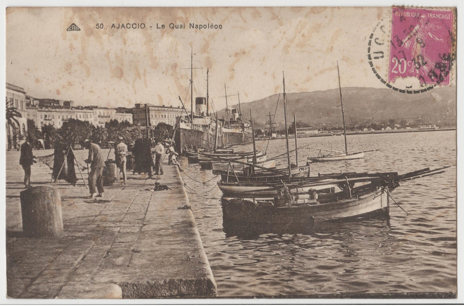 CPA Animée Ajaccio - Le Quai Napoléon - Pecheurs Bateaux Corse - Ajaccio