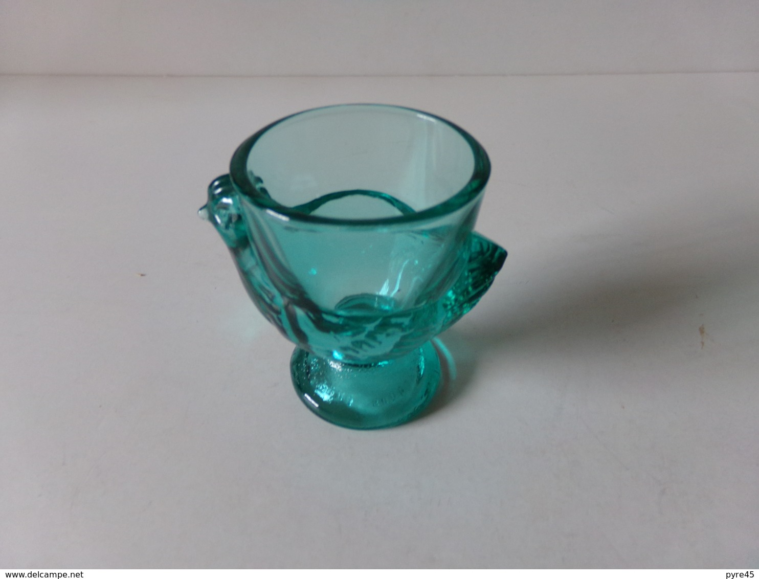 COQUETIER EN VERRE VERT EN FORME DE POULE  VERRERIE D ARQUES LE VIEUX PANEE 6.5 X 7.5 CM 110 GR - Autres & Non Classés