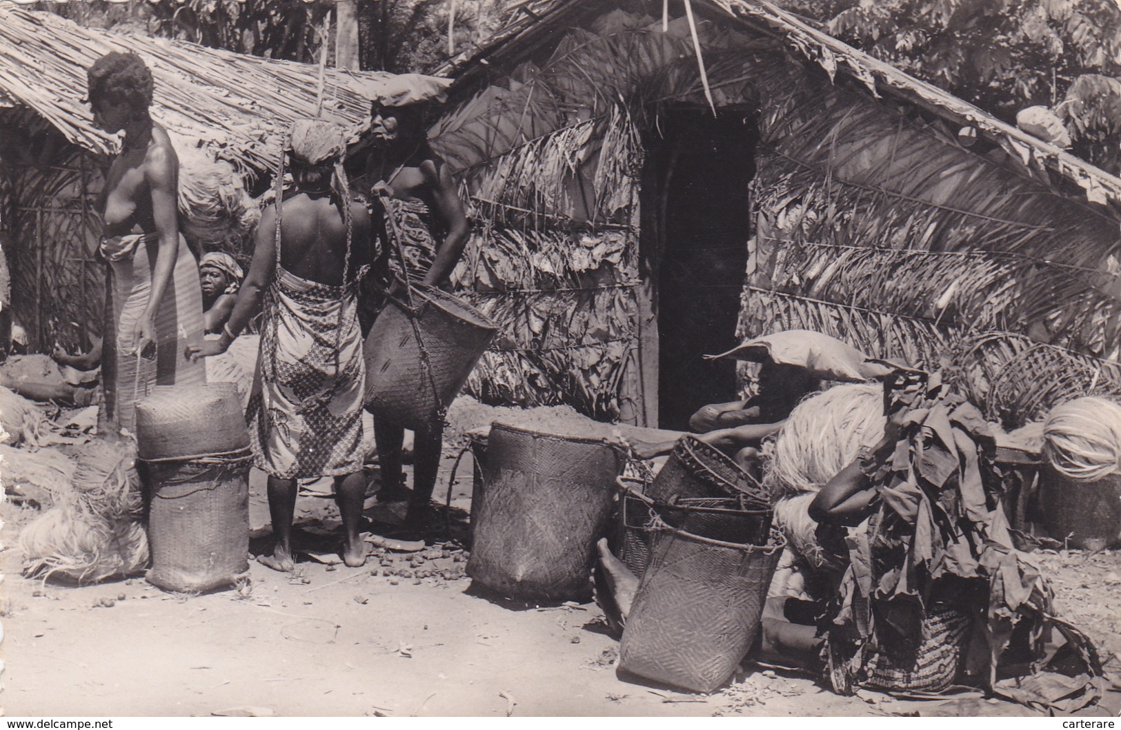 AFRIQUE,EQUATORIAL FRANCAISE,africa,congo,marché Divenié,métier,fumeuse De Pipe,carte Photo,seins Nus,nu - Pointe-Noire