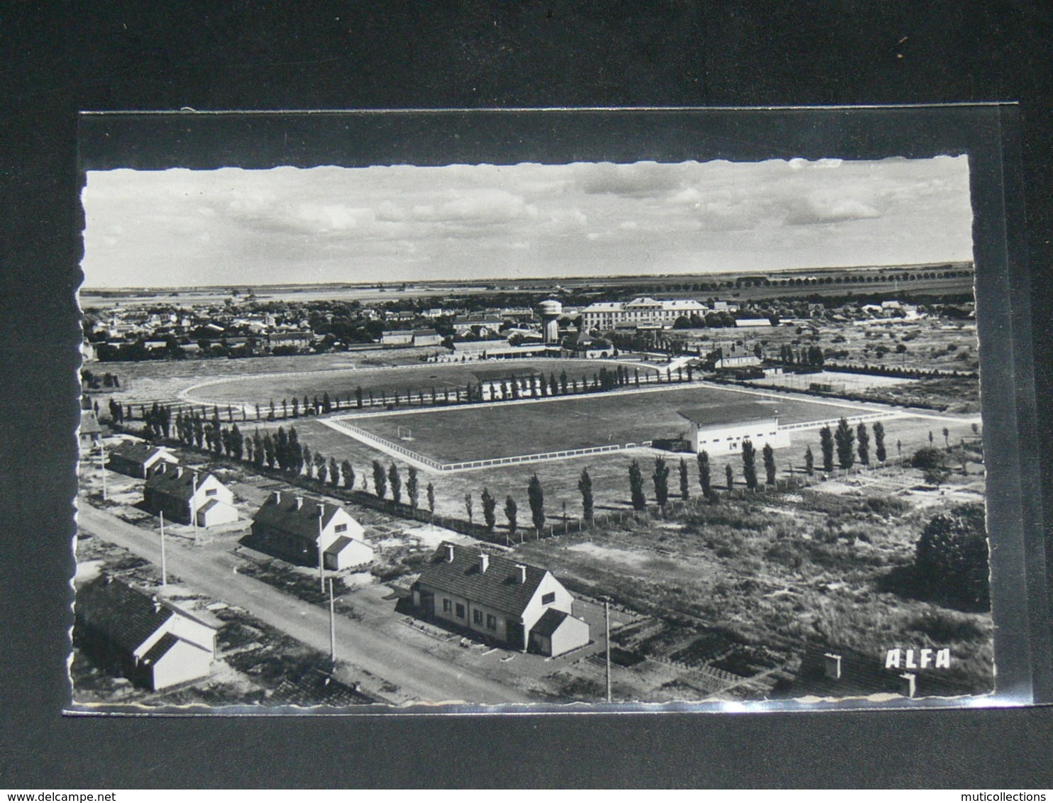 PITHIVIERS   1950  /   STADE   .......... EDITEUR - Pithiviers