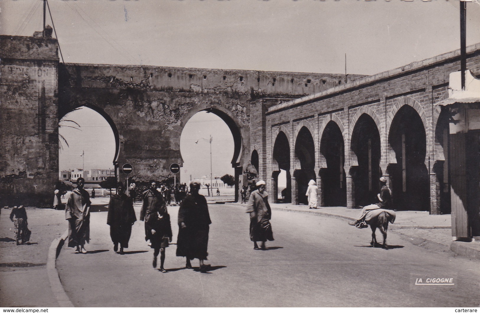 AFRIQUE,MAROC,RABAT,porte  De BAB EL ALCA En 1951,fidèle,croyant Allant à La Mosquée,rare - Rabat