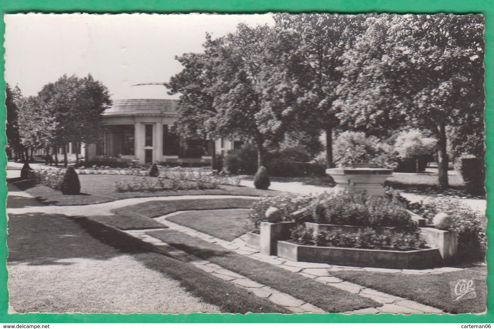 88 - Vittel - Pavillon Grande Source Dans Le Parc - Editeur: C.A.P N°1411 - Vittel