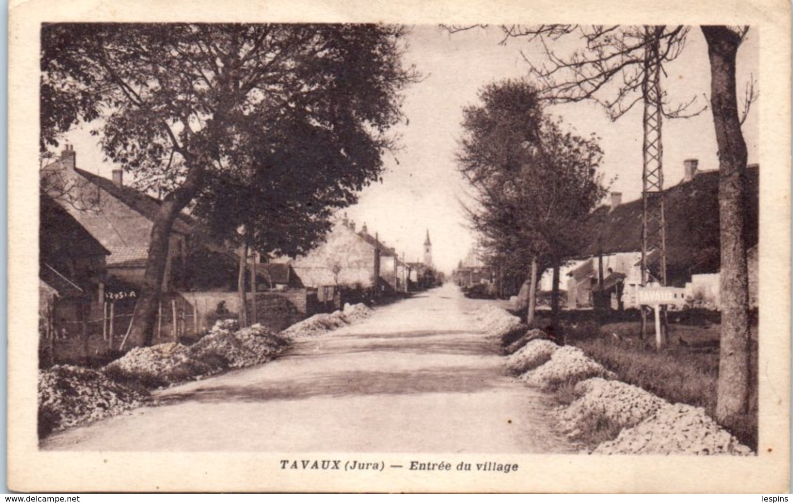 39 - TAVAUX -- Entrée Du Village - Tavaux