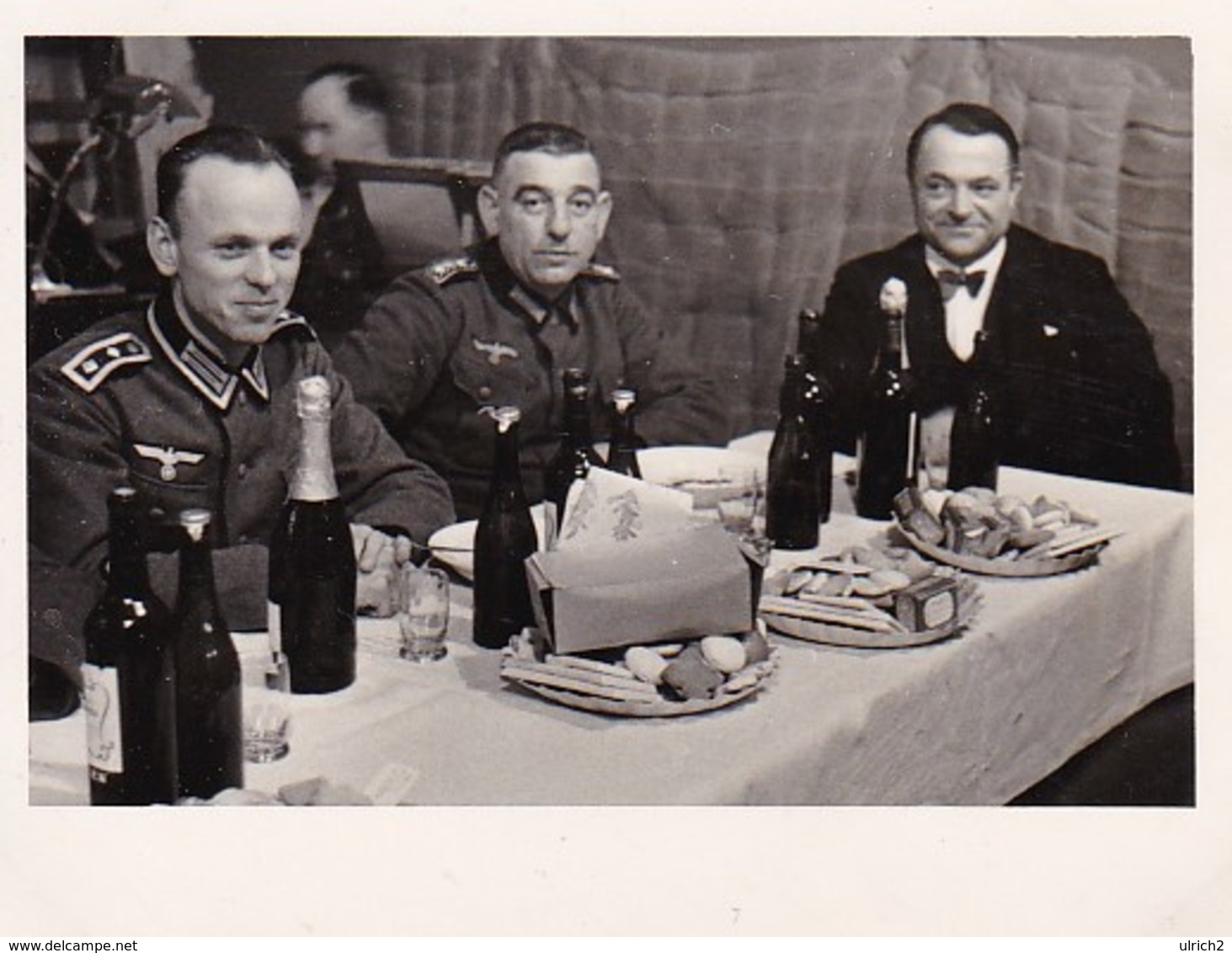 Foto Deutsche Soldaten Bei Bankett - 2. WK - 8*5,5cm (35081) - Guerre, Militaire