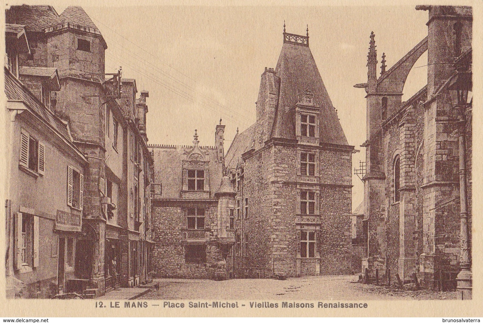 LE MANS - Place Saint-Michel - Vieilles Maisons Renaissance - Le Mans