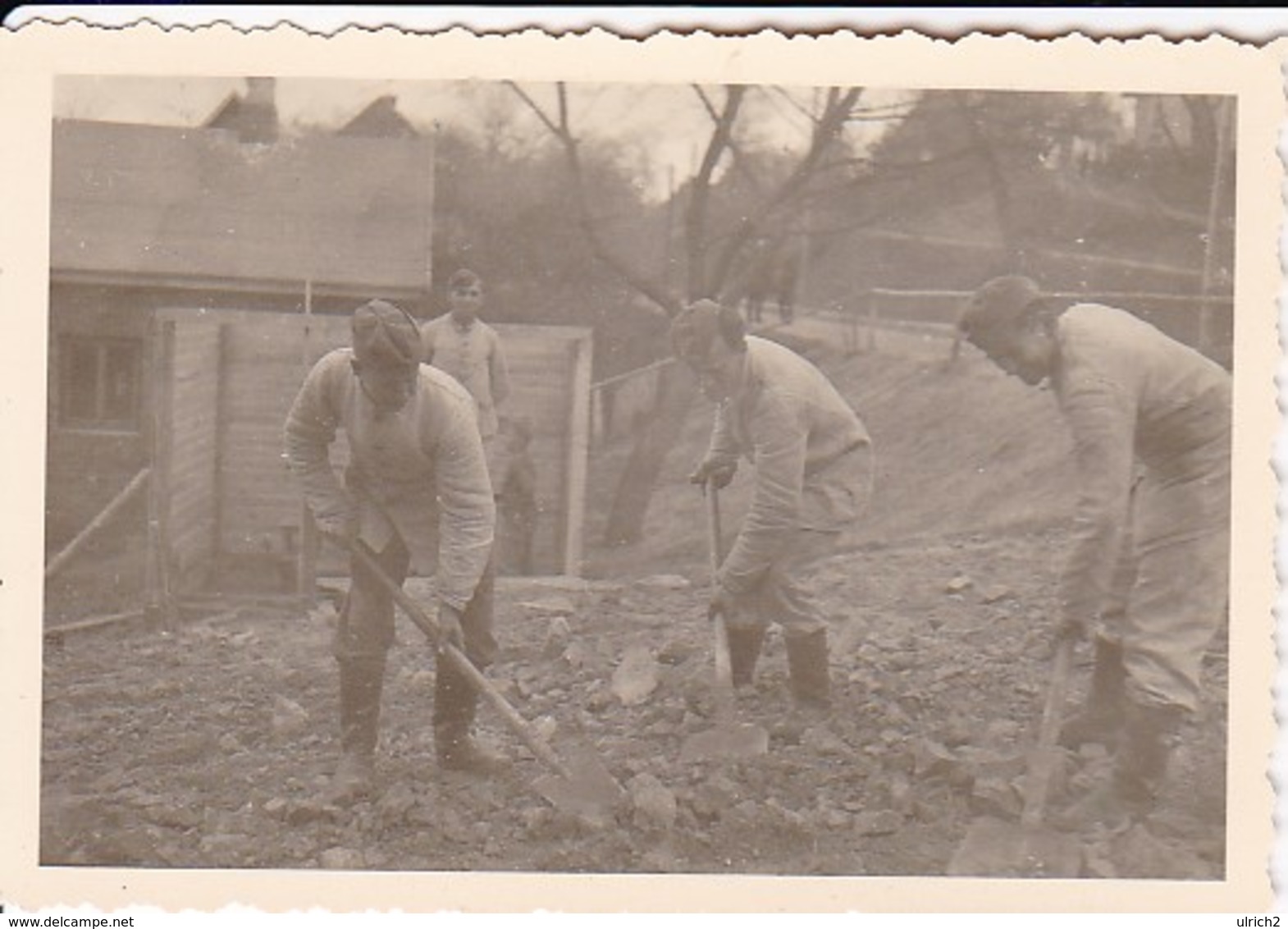 Foto Deutsche Soldaten Bei Grabearbeiten - 2. WK - 8*5,5cm (35121) - Oorlog, Militair