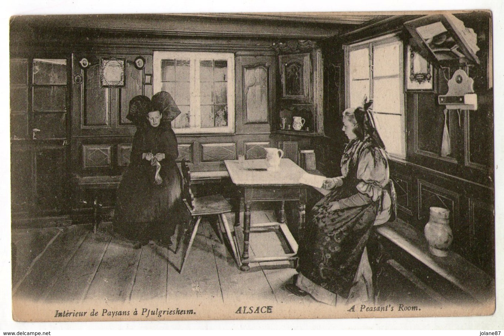 CPA   67    PFULGRIESHEIM         PAYSANNES DANS LEUR INTERIEUR  COIFFES ET COSTUMES - Personnages