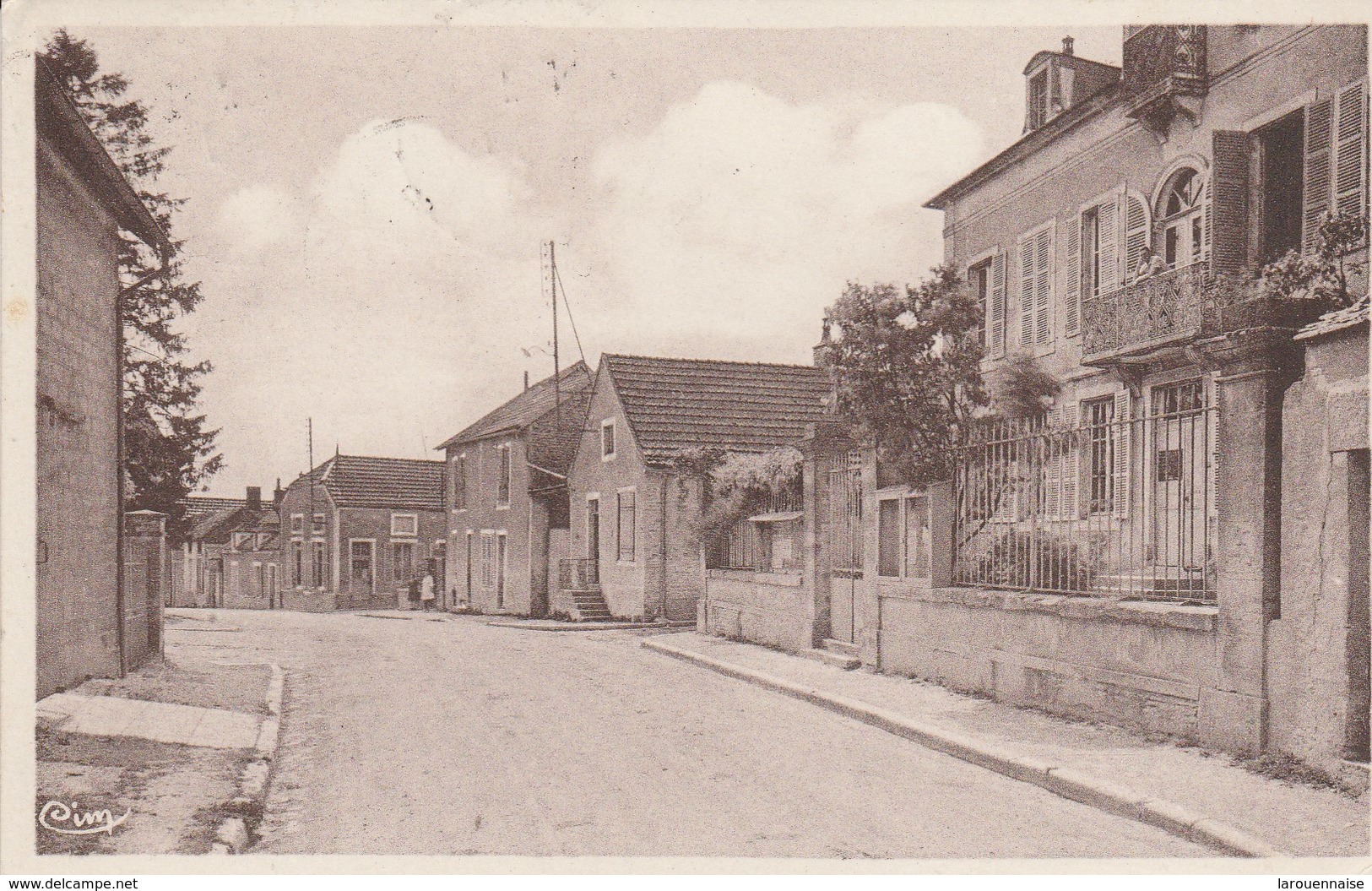 89 - CRUZY LE CHATEL - La Mairie Et La Grande Rue - Cruzy Le Chatel