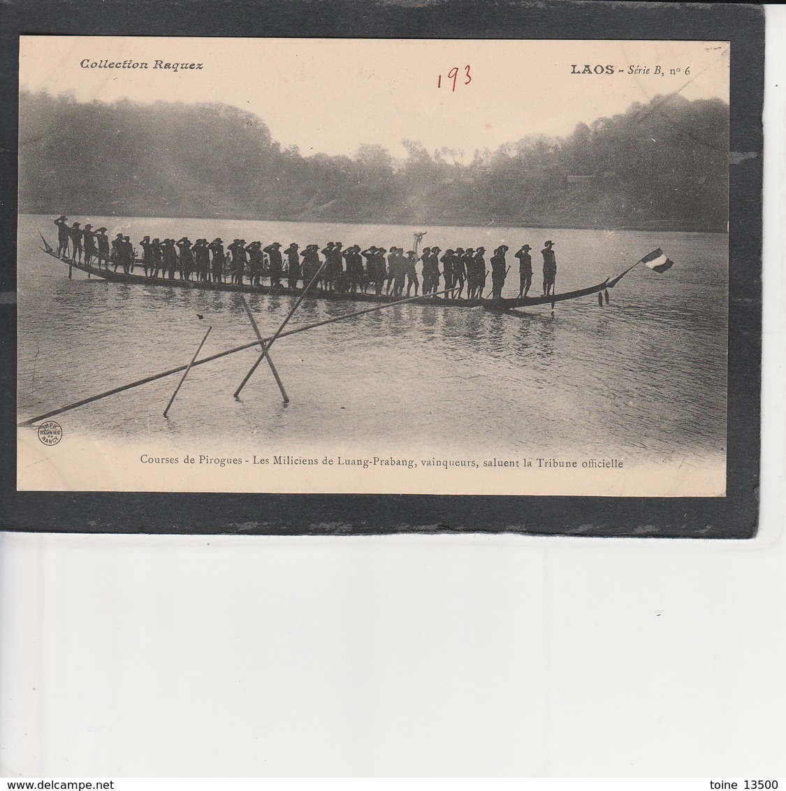 LAOS -  Couses De Pirogues - Les Miliciens De Luang Prabang, Vainqueurs , Saluent La Tribune Officielle - Laos