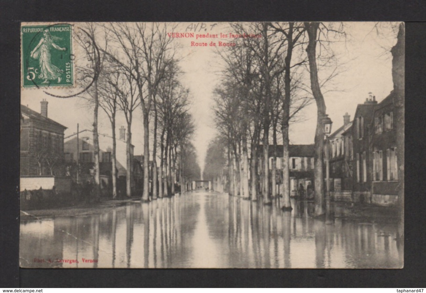 CPA . Dépt.27. VERNON . Pandant Les Inondations, Route De Rouen . - Vernon