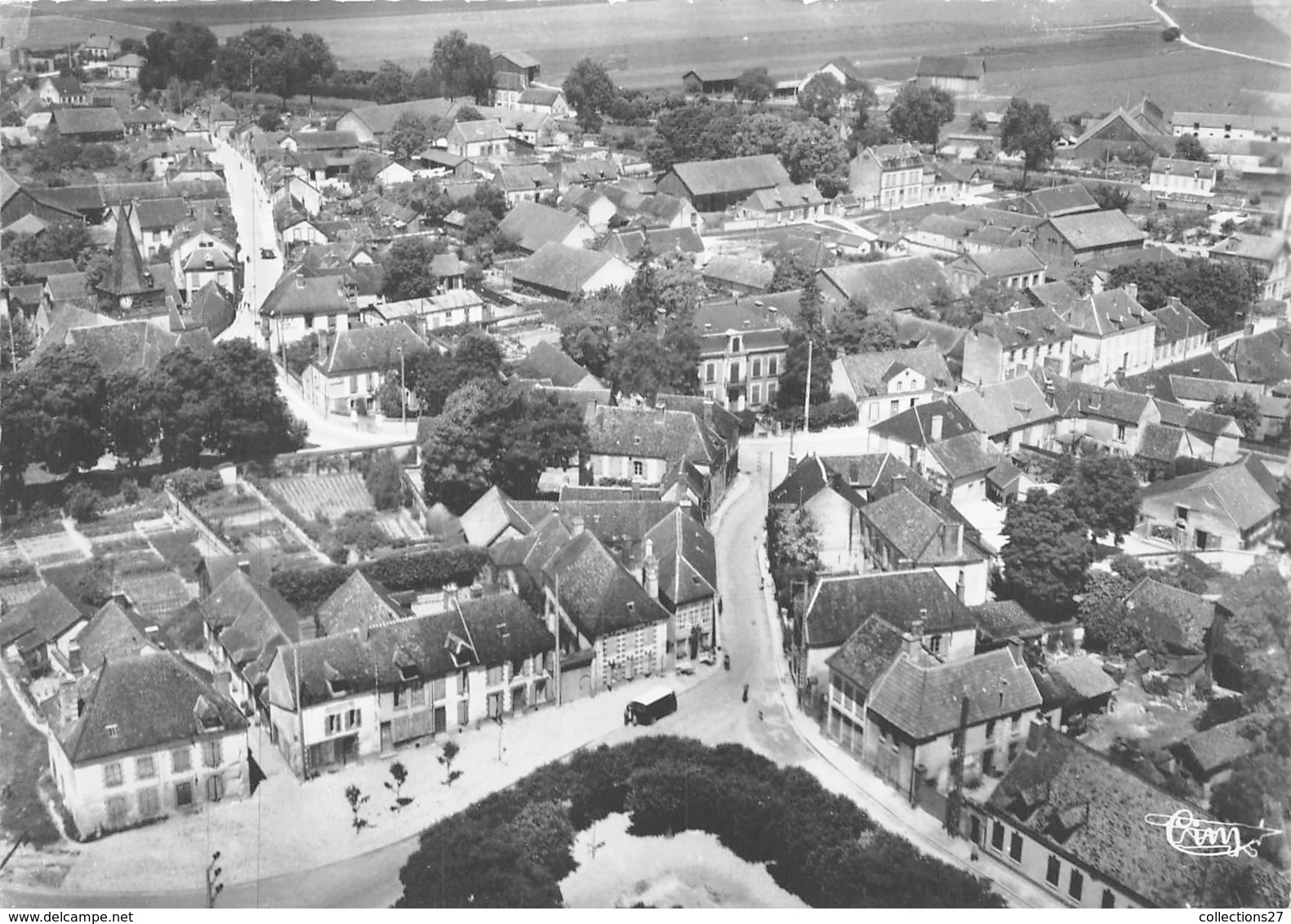 10-PLANCY- VUE AERIENNE SUR LA PLACE DES FÊTES - Autres & Non Classés