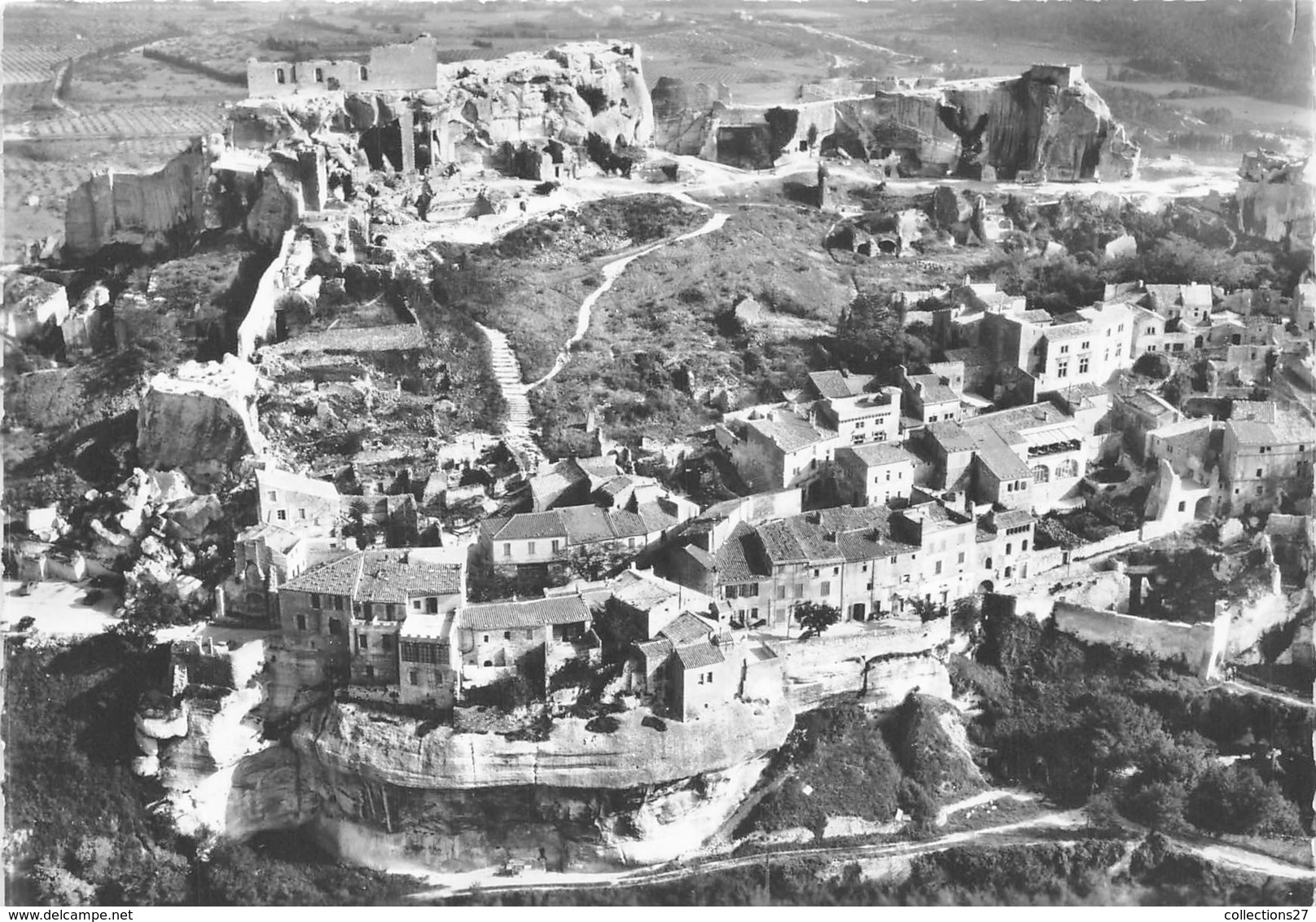 13-LES BEAUX-DE-PROVENCE- LE VILLAGE ET LES RUINES DU CHATEAU - Les-Baux-de-Provence