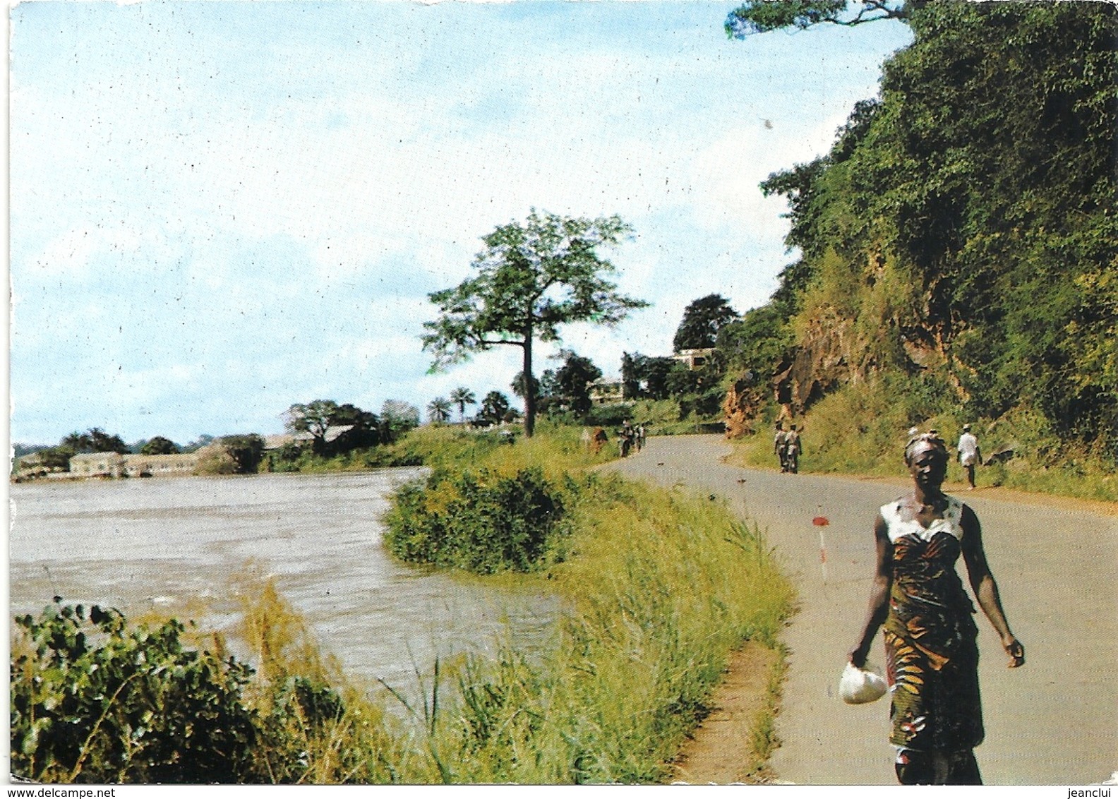 CPM. CONGREGATION DU St ESPRIT . PARIS 75005. BANGUI . ( R-C-A. ) LA GRANDE CORNICHE . Photo P.G. RATZMANN - Centraal-Afrikaanse Republiek