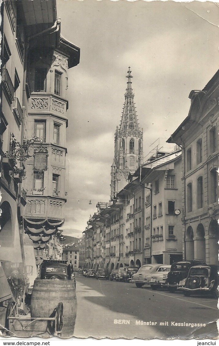 BERN - MÜNSTER MIT KEISSLERGASSE + JOLIE VOITURES . TIMBRES ARRACHES . 2 COINS CORNES . 2 SCANES - Bern