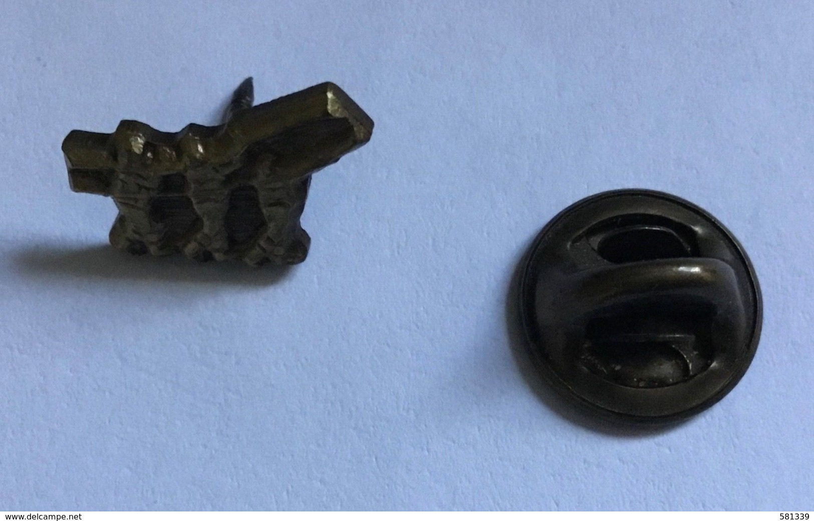 Vecchio PIN In Metallo Dorato Con 3 Cacciatori O Militari ? - Militaria